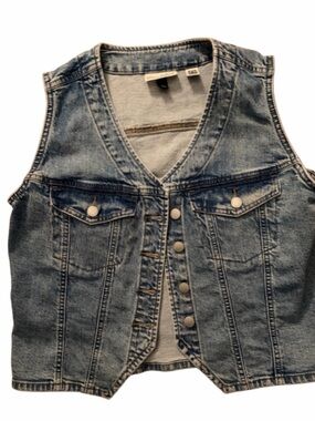 Universal Thread Classic Light Wash Denim Vest